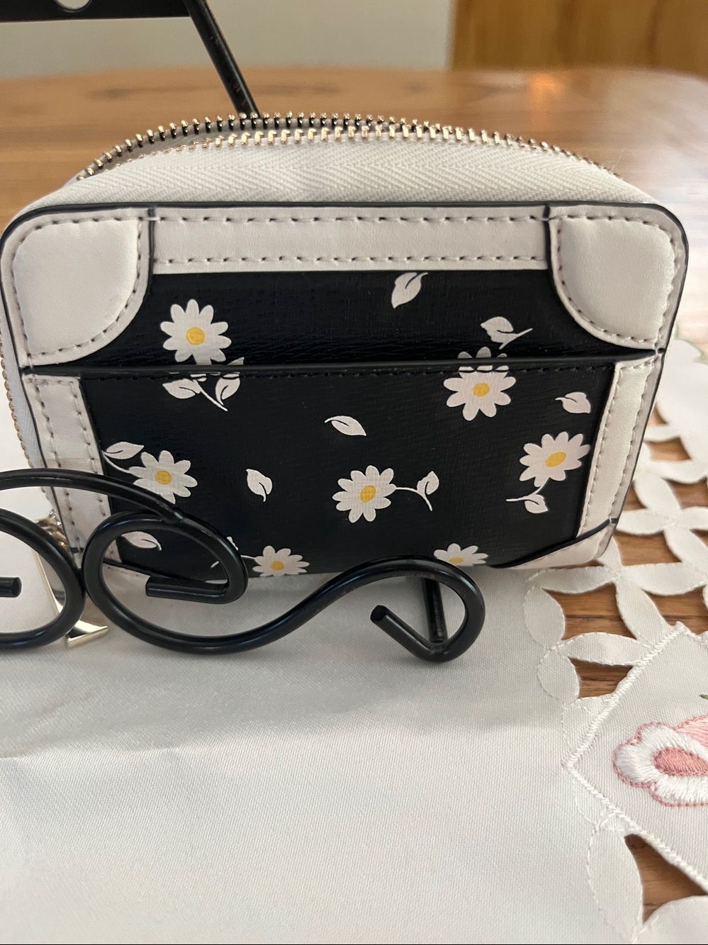 kate spade Black Floral Daisy Zip Coin Pouch with Cream Trim - Picture 2 of 6